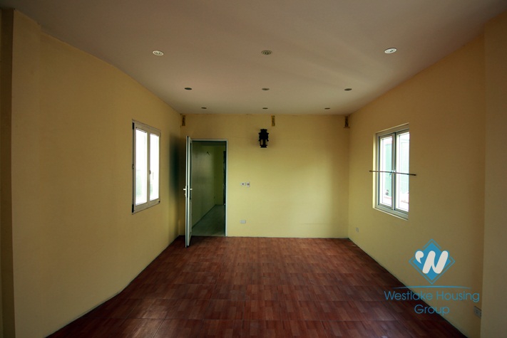 Unfurnished and bright house for rent in Au Co street, Tay Ho district, Ha Noi